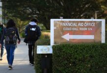Colegios comunitarios de California toman medidas contra estudiantes falsos que roban ayuda financiera
