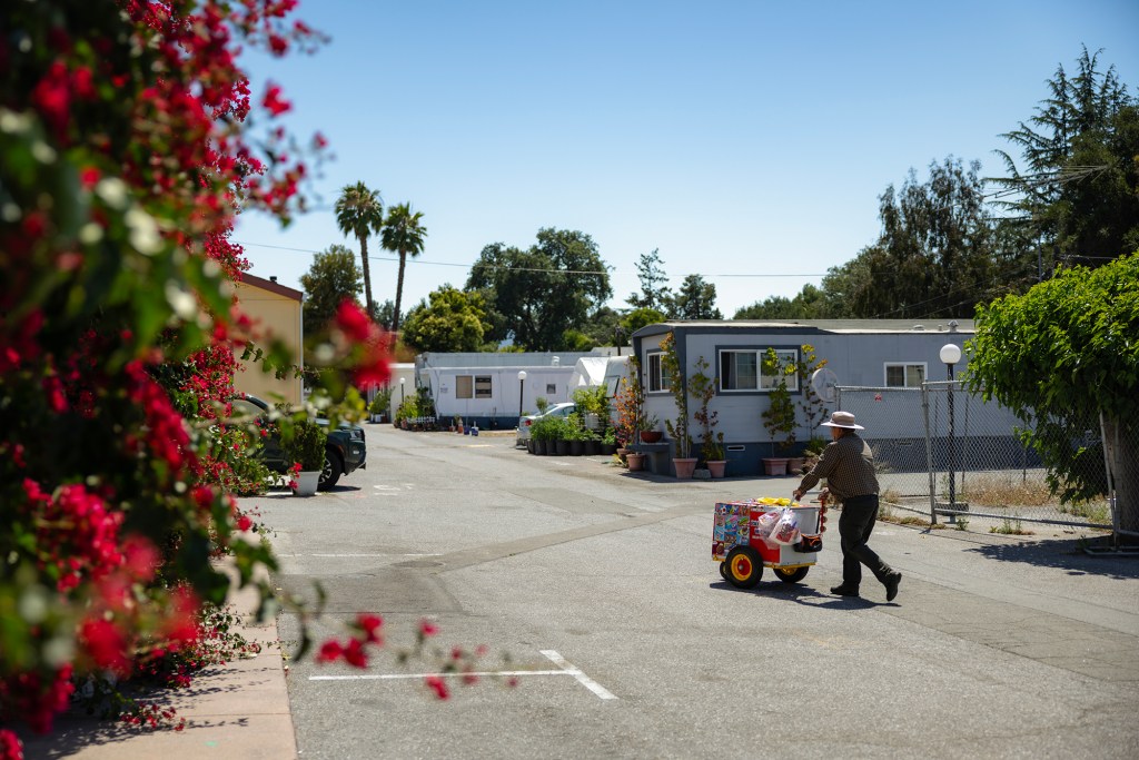 California tendió una mano a algunos de sus parques de casas móviles más antiguos. ¿Qué pasó después?