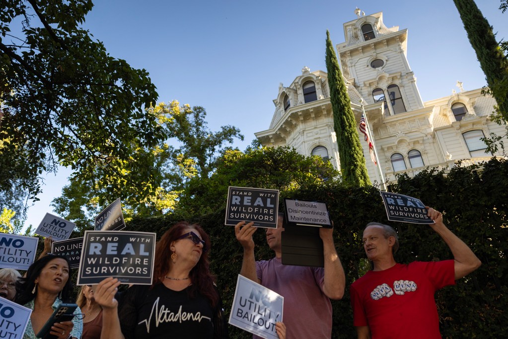 Con el tiempo en contra, los legisladores de California rechazan partes clave del plan de Newsom para combatir los incendios forestales
