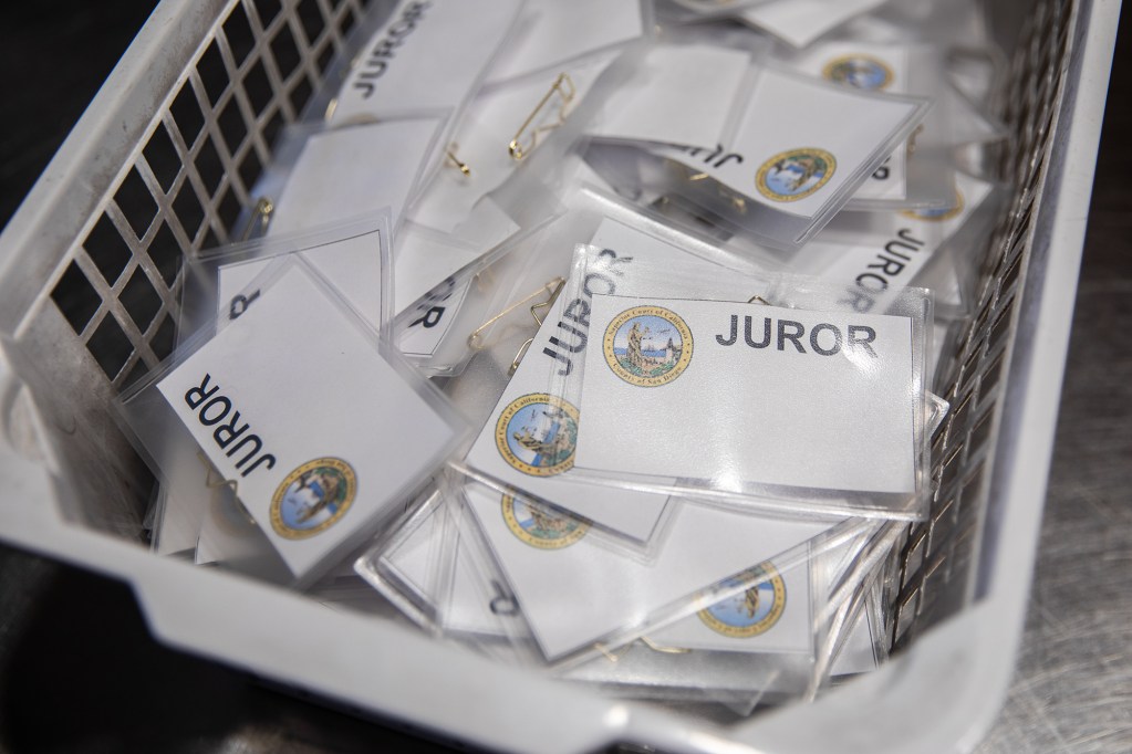 Newsom firma una ley para que estos californianos queden exentos del deber de jurado, para siempre